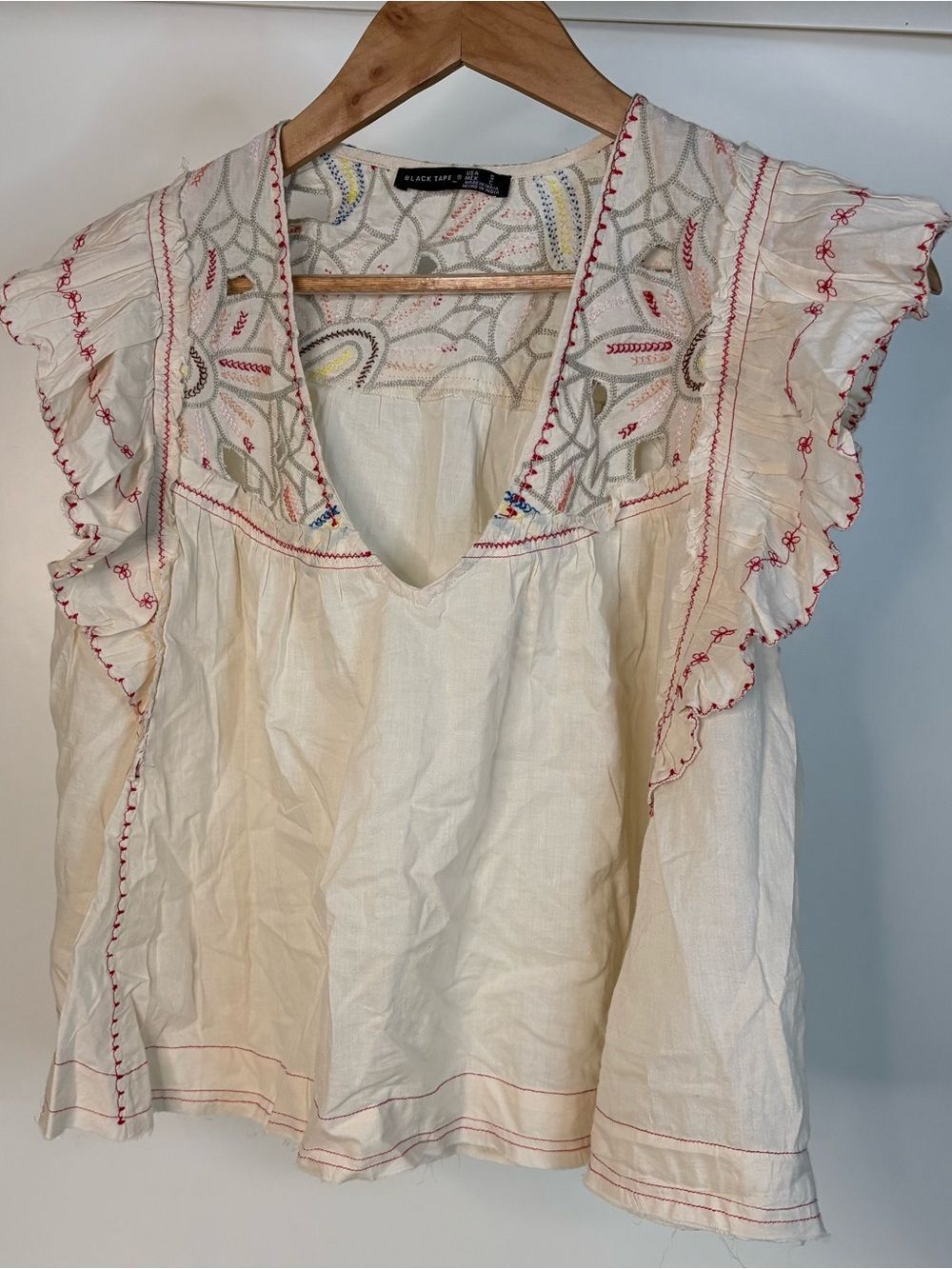 NWT - Black Tape Cream Embroidered V-Neck flutter Sleeve Small